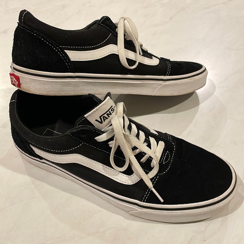 Classic men’s vans, black and white, size 10.5
